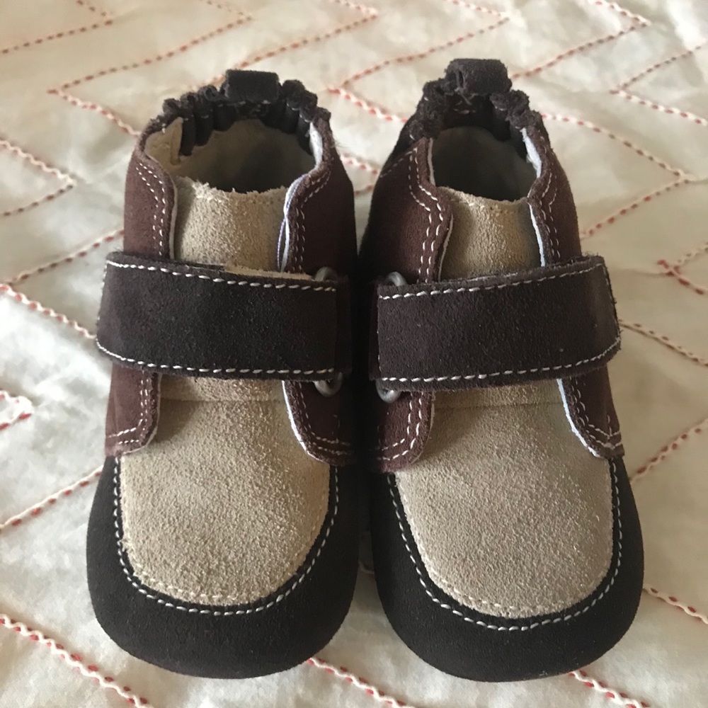 NWT. Suede baby shoes from Robeez